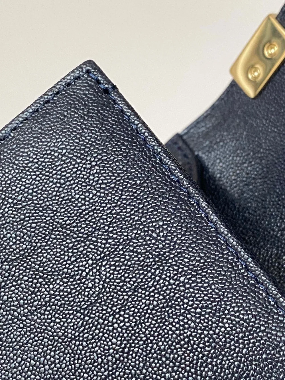 샤넬 보이백 쉐브론 미디움 캐비어 네이비 골드