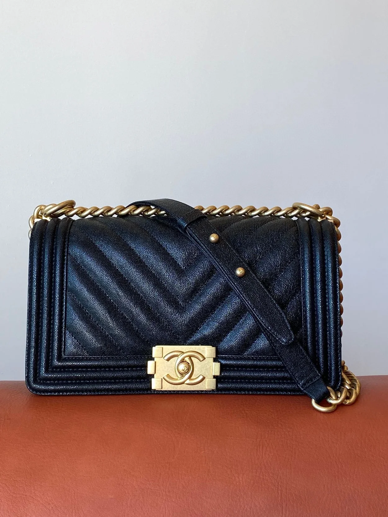 샤넬 보이백 쉐브론 미디움 캐비어 블랙 빈티지 골드