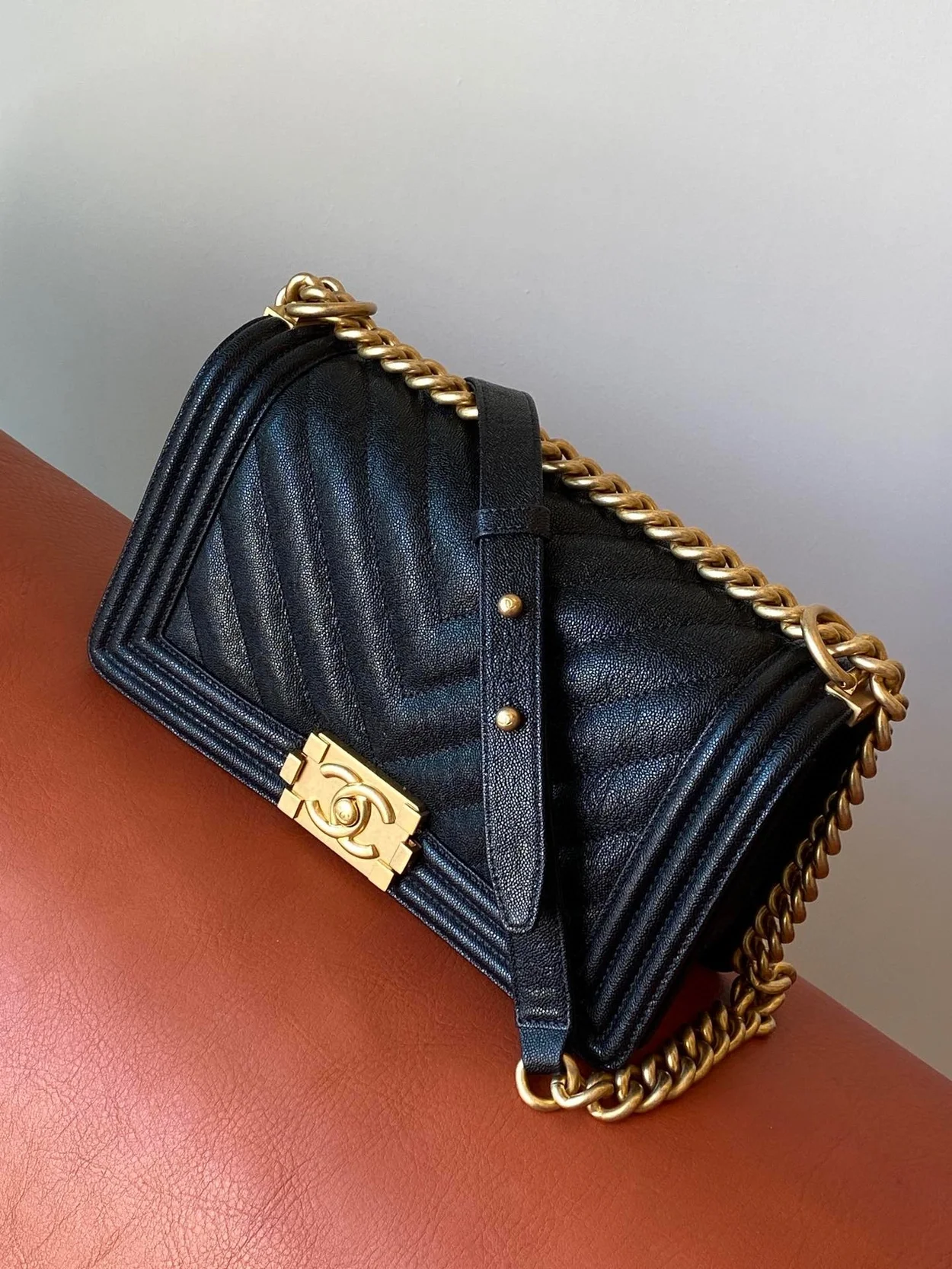 샤넬 보이백 쉐브론 미디움 캐비어 블랙 빈티지 골드