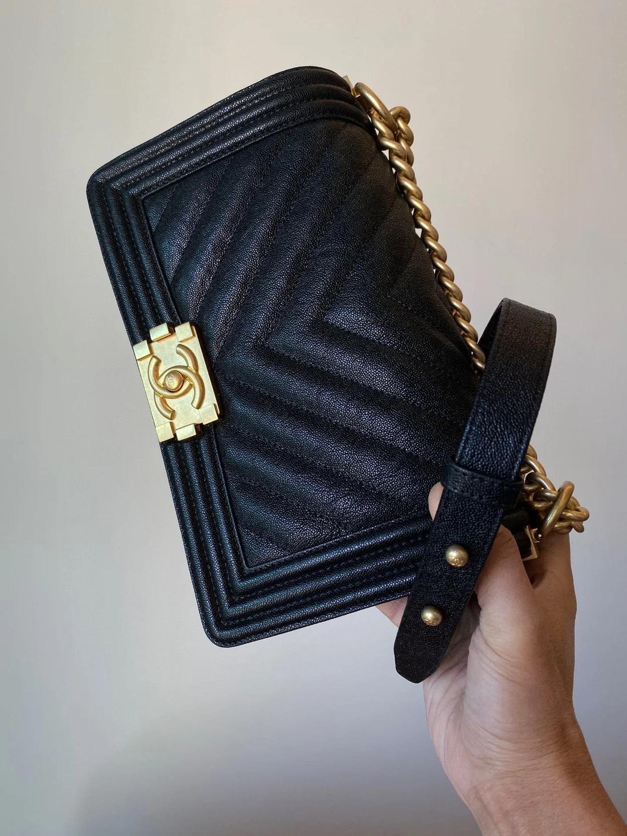 샤넬 보이백 쉐브론 미디움 캐비어 블랙 빈티지 골드