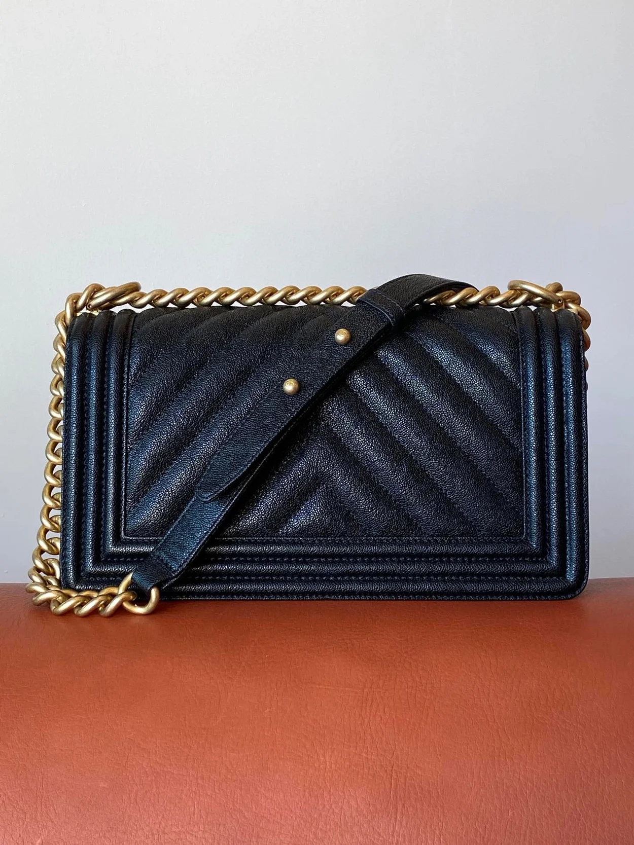 샤넬 보이백 쉐브론 미디움 캐비어 블랙 빈티지 골드