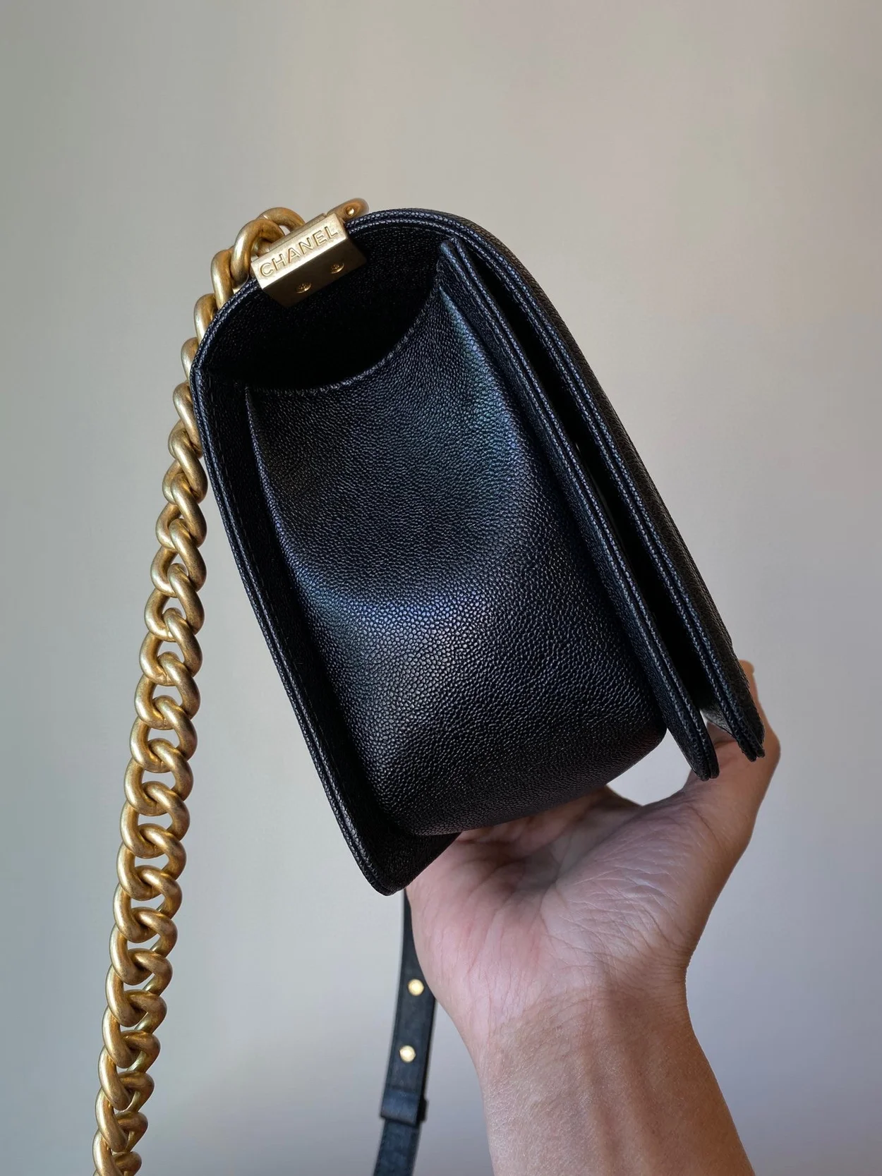 샤넬 보이백 쉐브론 미디움 캐비어 블랙 빈티지 골드