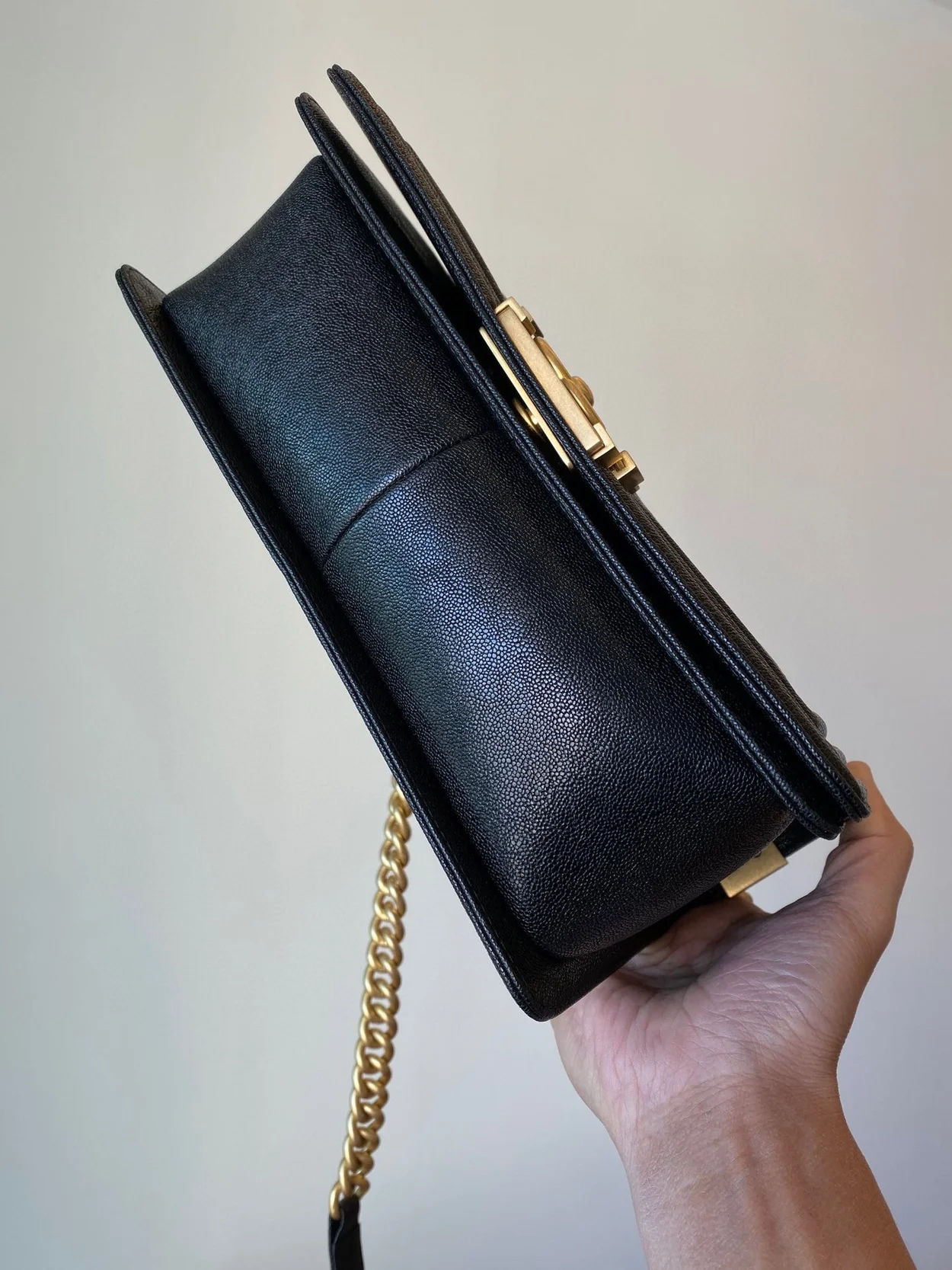 샤넬 보이백 쉐브론 미디움 캐비어 블랙 빈티지 골드