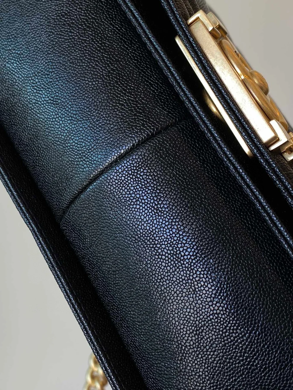 샤넬 보이백 쉐브론 미디움 캐비어 블랙 빈티지 골드