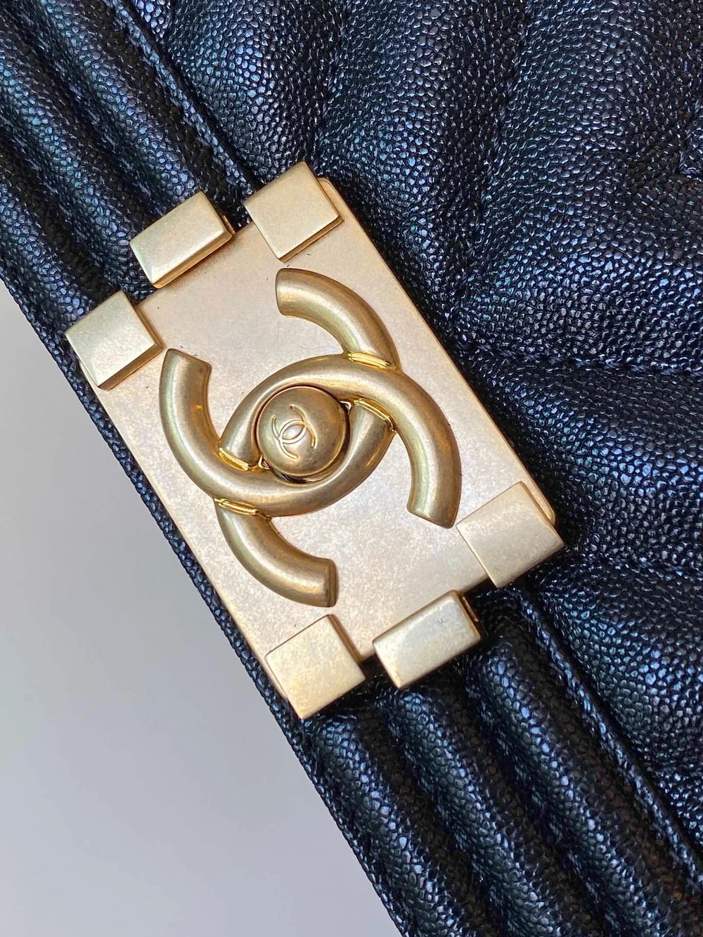 샤넬 보이백 쉐브론 미디움 캐비어 블랙 빈티지 골드