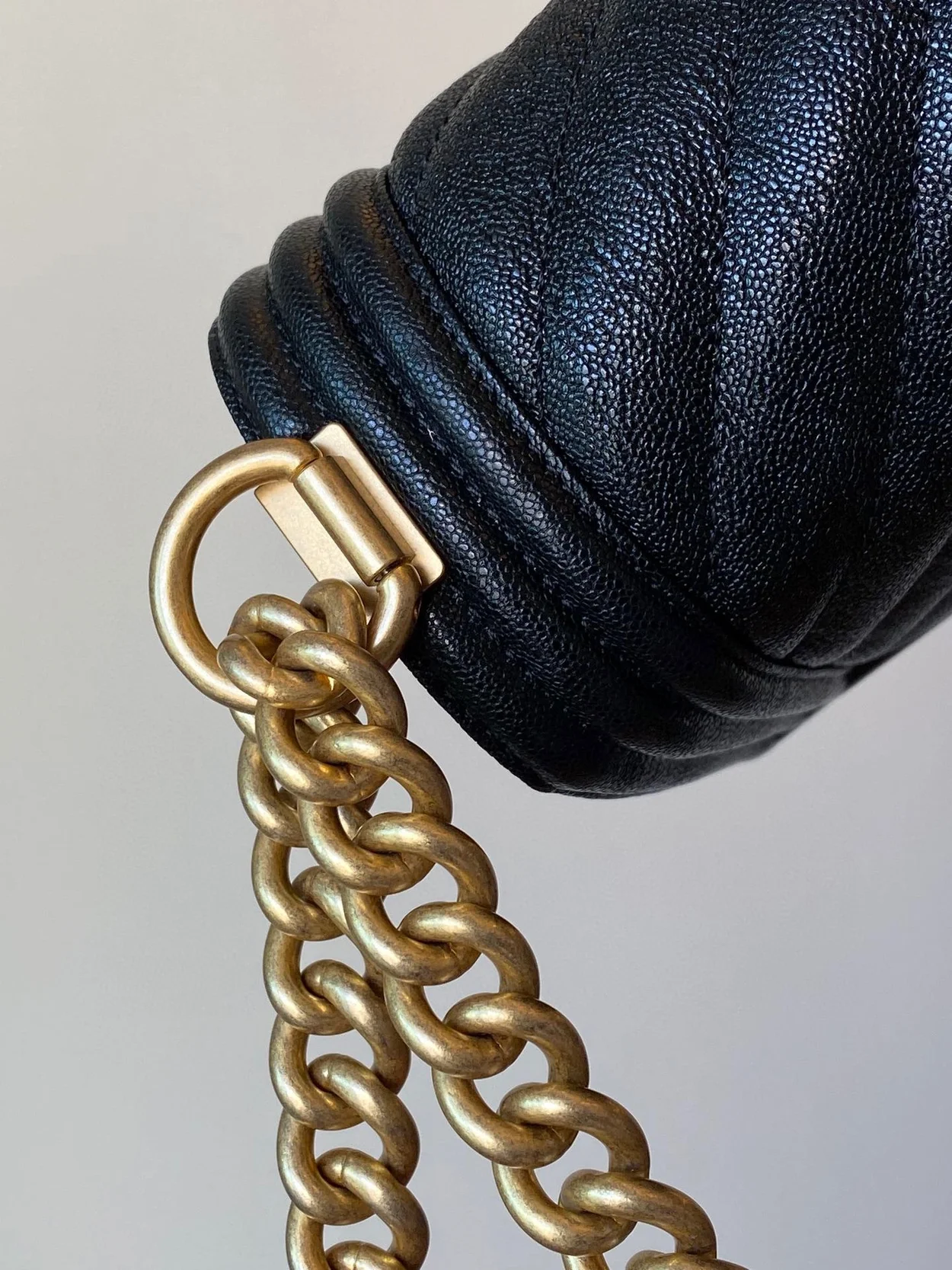 샤넬 보이백 쉐브론 미디움 캐비어 블랙 빈티지 골드