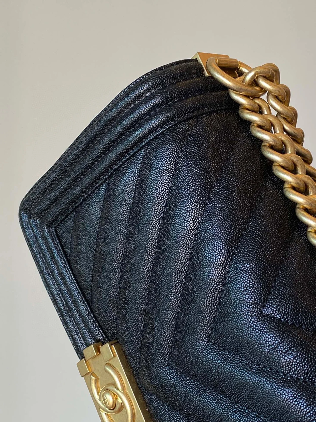 샤넬 보이백 쉐브론 미디움 캐비어 블랙 빈티지 골드