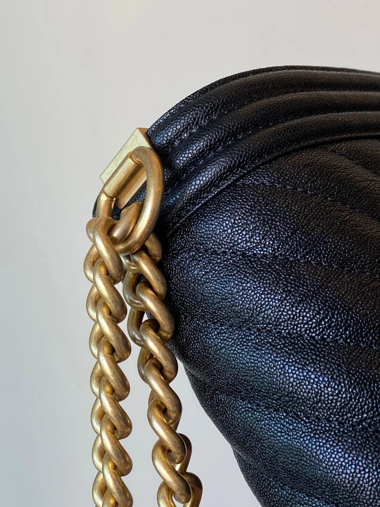 샤넬 보이백 쉐브론 미디움 캐비어 블랙 빈티지 골드