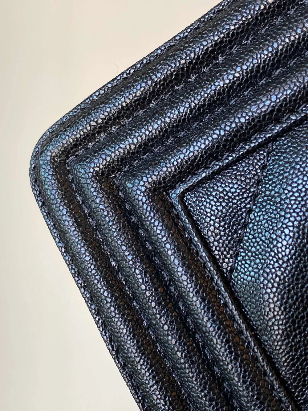 샤넬 보이백 쉐브론 미디움 캐비어 블랙 빈티지 골드