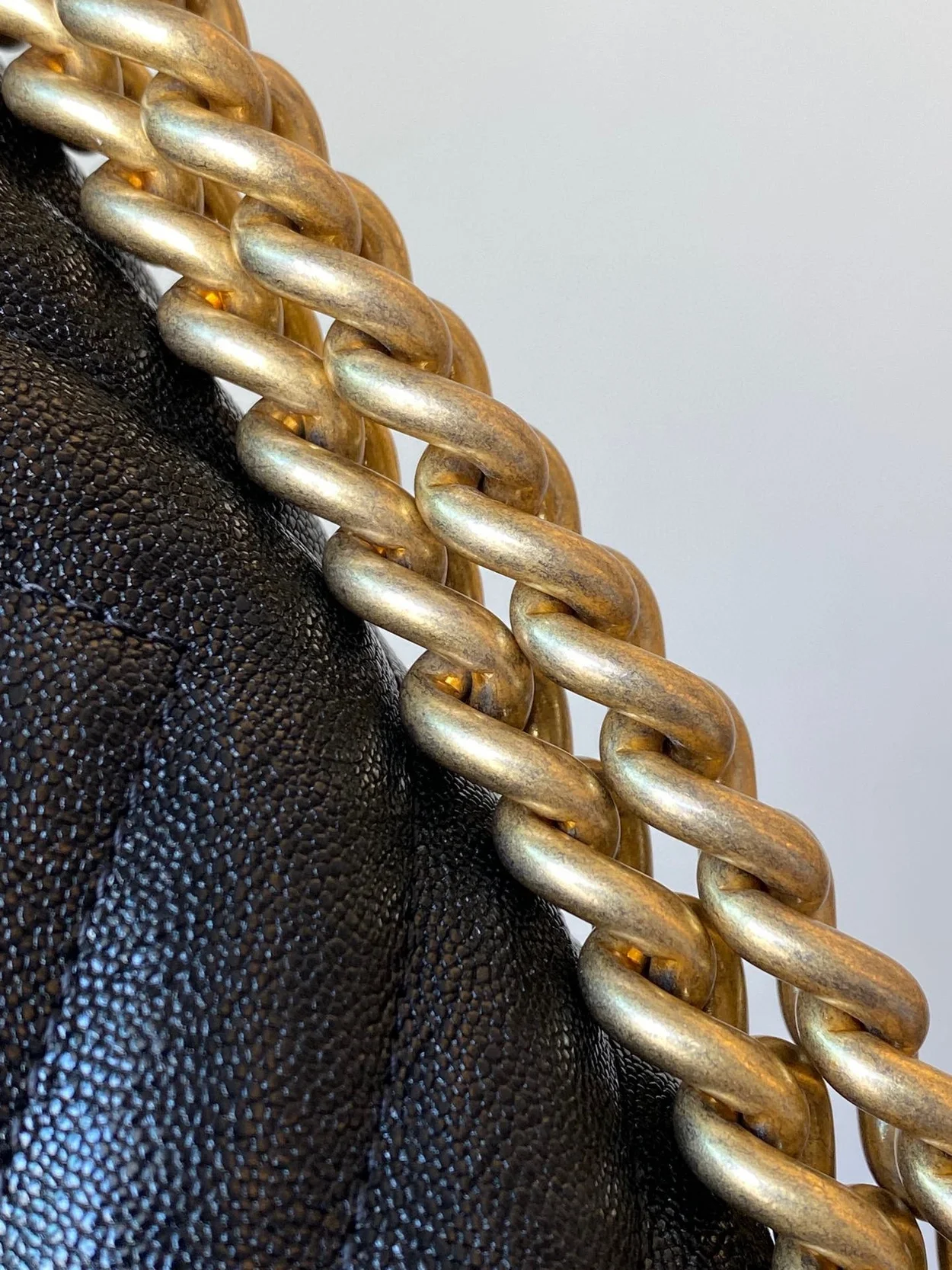 샤넬 보이백 쉐브론 미디움 캐비어 블랙 빈티지 골드