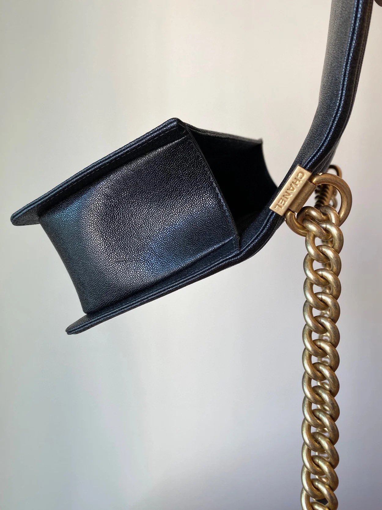 샤넬 보이백 쉐브론 미디움 캐비어 블랙 빈티지 골드