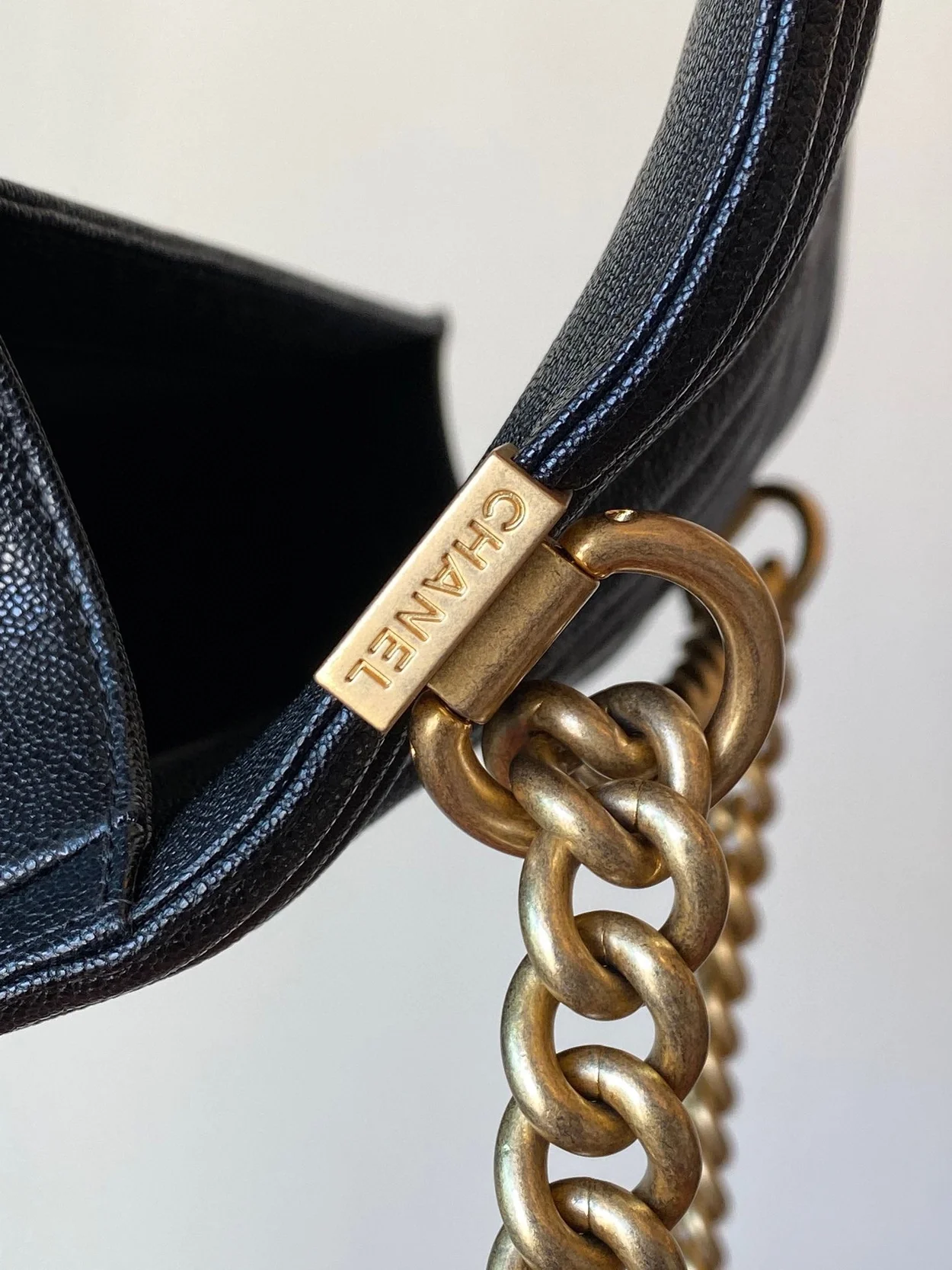 샤넬 보이백 쉐브론 미디움 캐비어 블랙 빈티지 골드