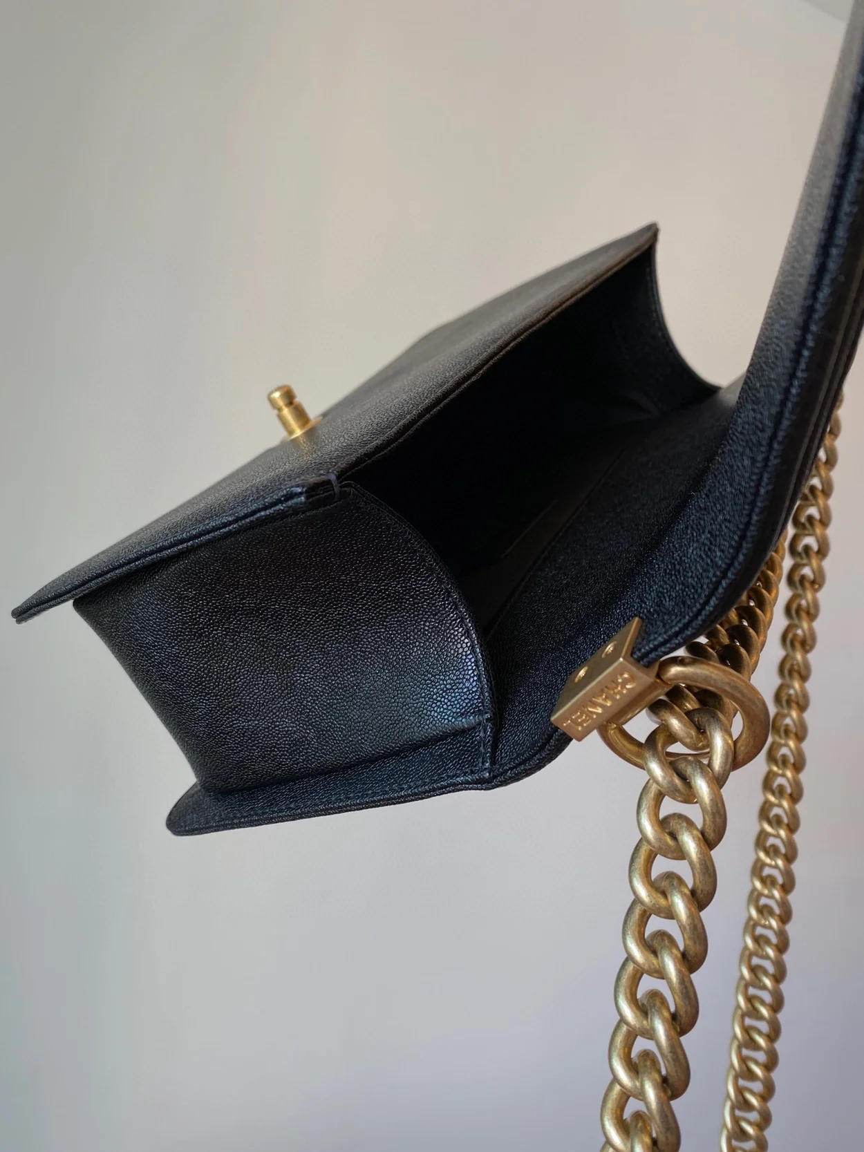 샤넬 보이백 쉐브론 미디움 캐비어 블랙 빈티지 골드