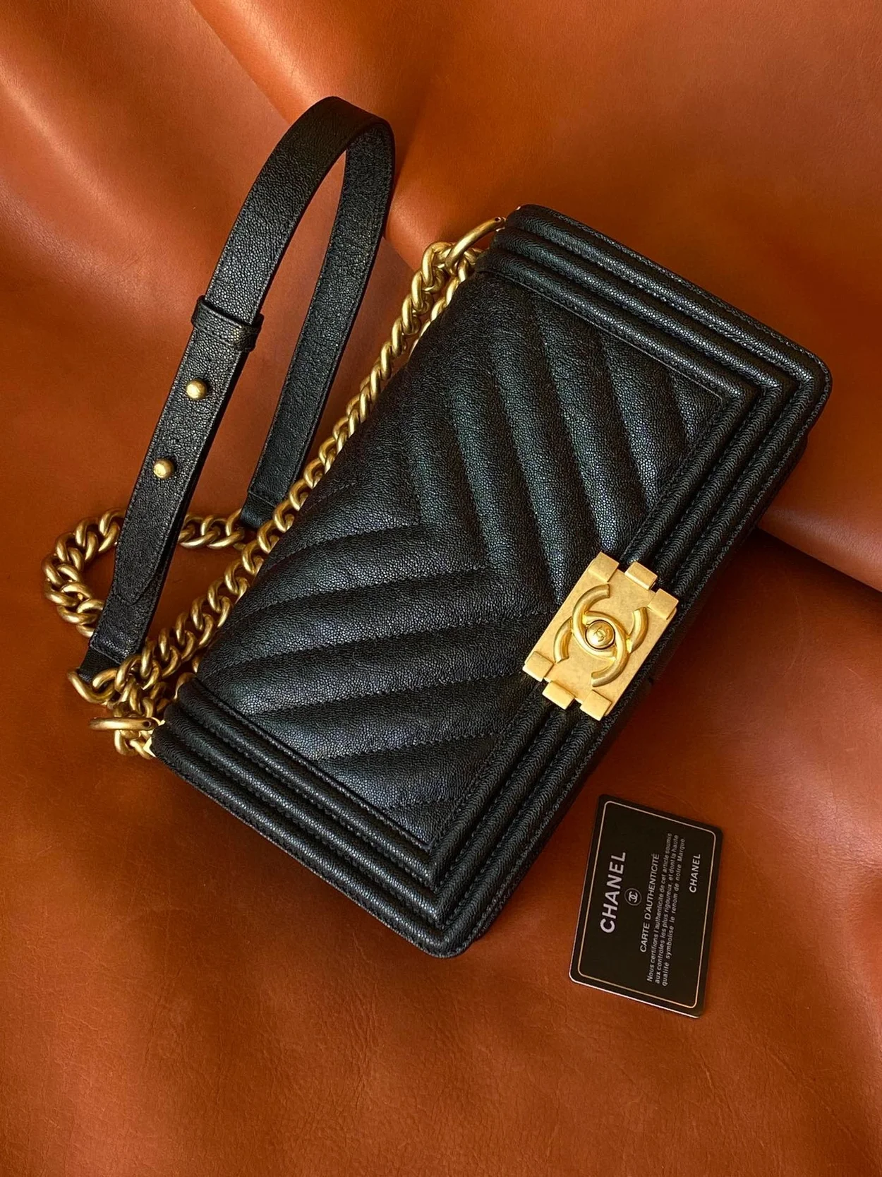 샤넬 보이백 쉐브론 미디움 캐비어 블랙 빈티지 골드