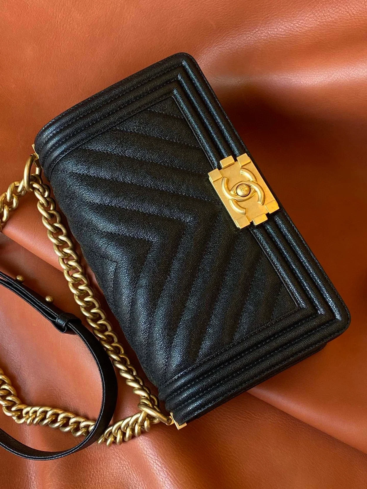 샤넬 보이백 쉐브론 미디움 캐비어 블랙 빈티지 골드