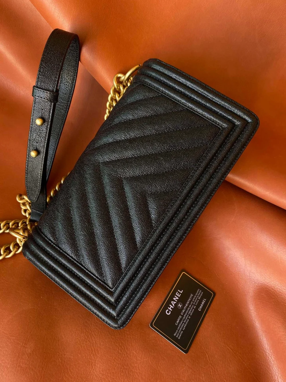 샤넬 보이백 쉐브론 미디움 캐비어 블랙 빈티지 골드