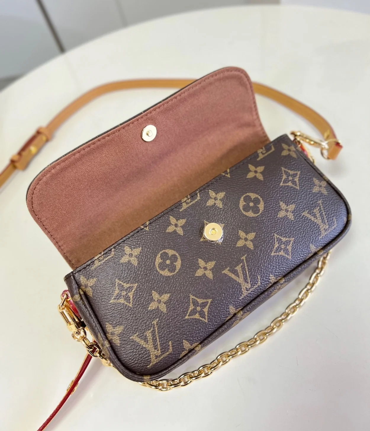 루이비통 월릿 온 체인 아이비 백 M81911