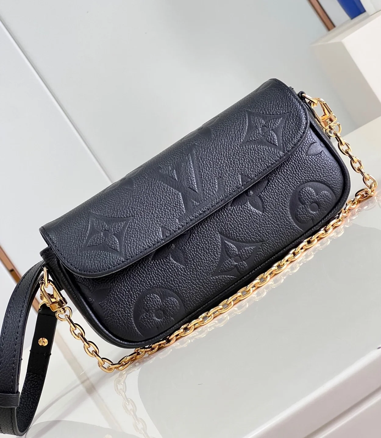 루이비통 아이비 체인 지갑 M82154