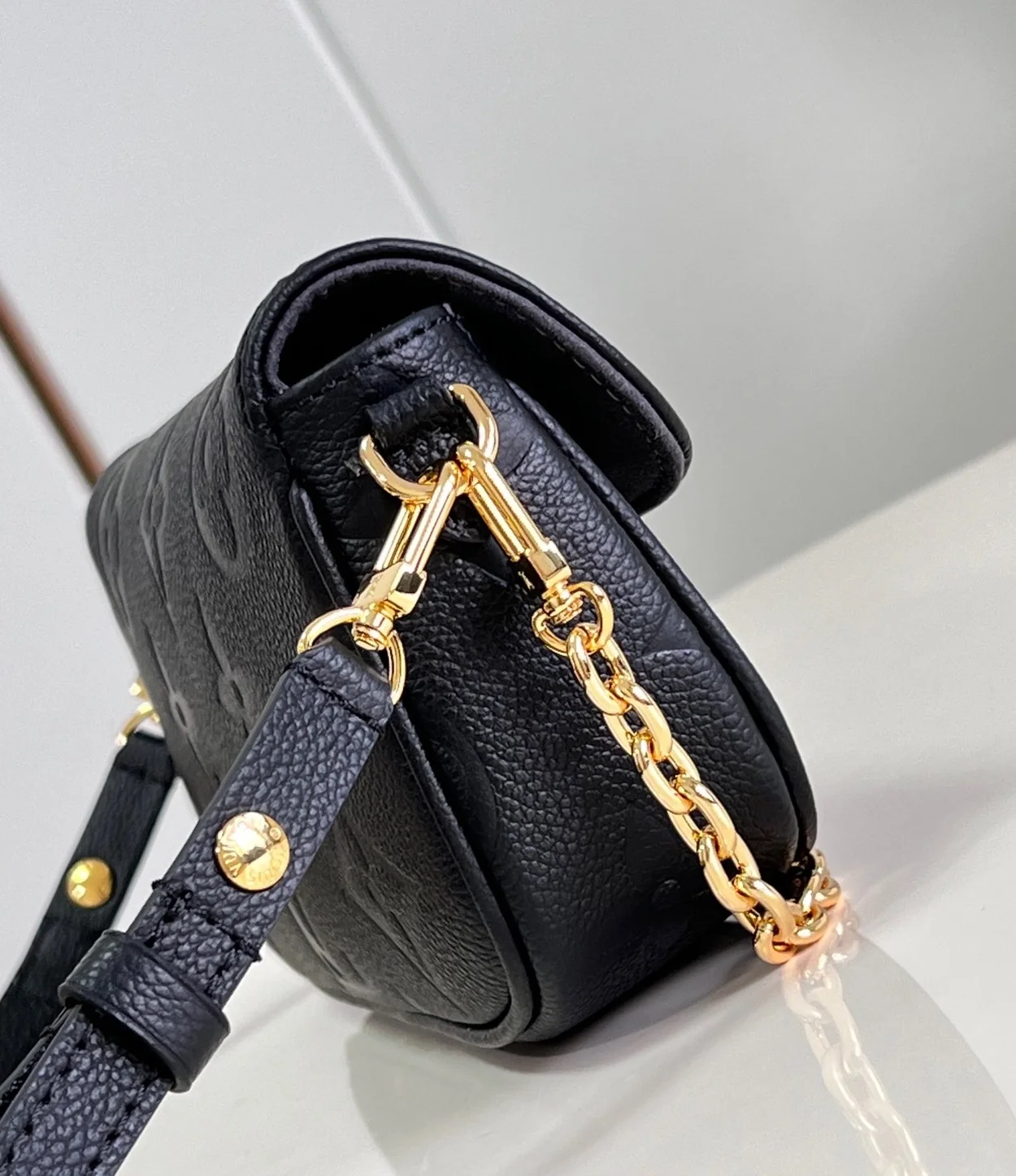 루이비통 아이비 체인 지갑 M82154