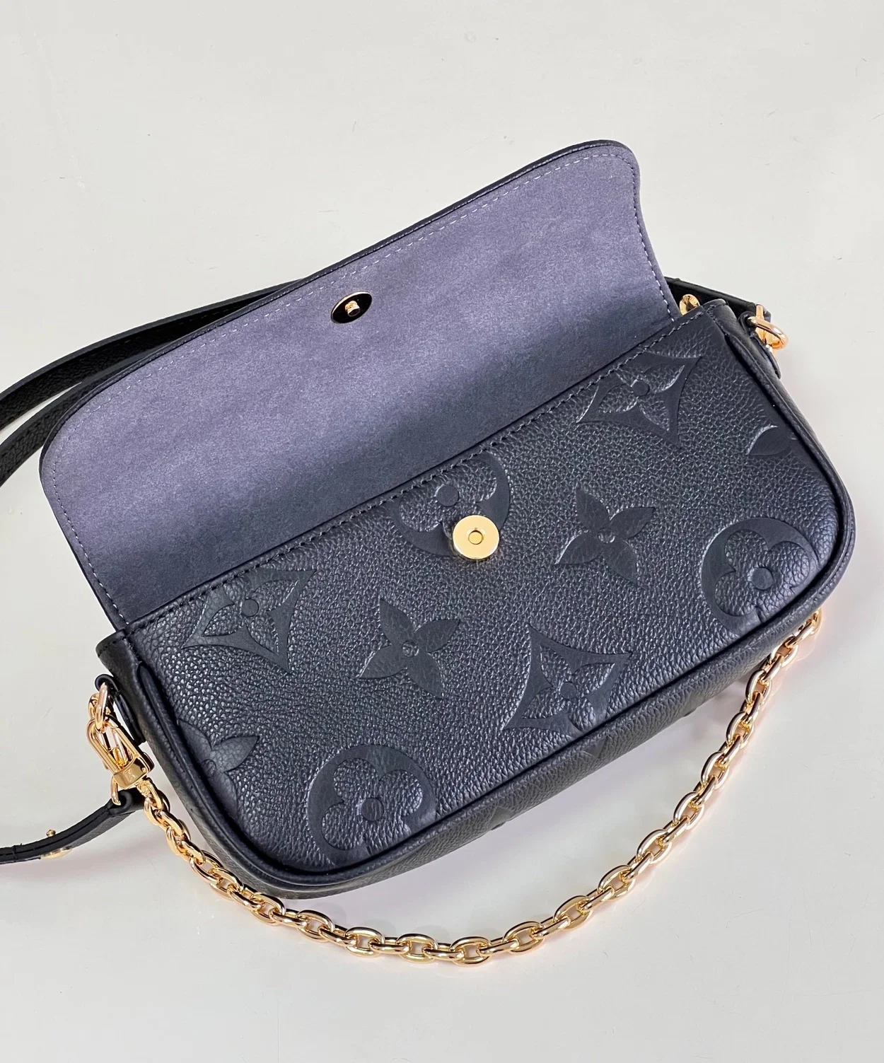 루이비통 아이비 체인 지갑 M82154