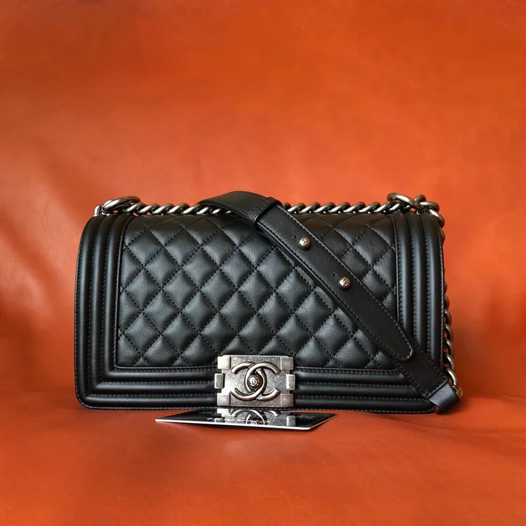 샤넬 보이백 미디움 램스킨 블랙 빈티지 실버