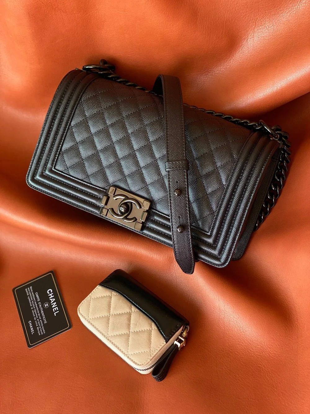 샤넬 보이백 미디움 캐비어 블랙