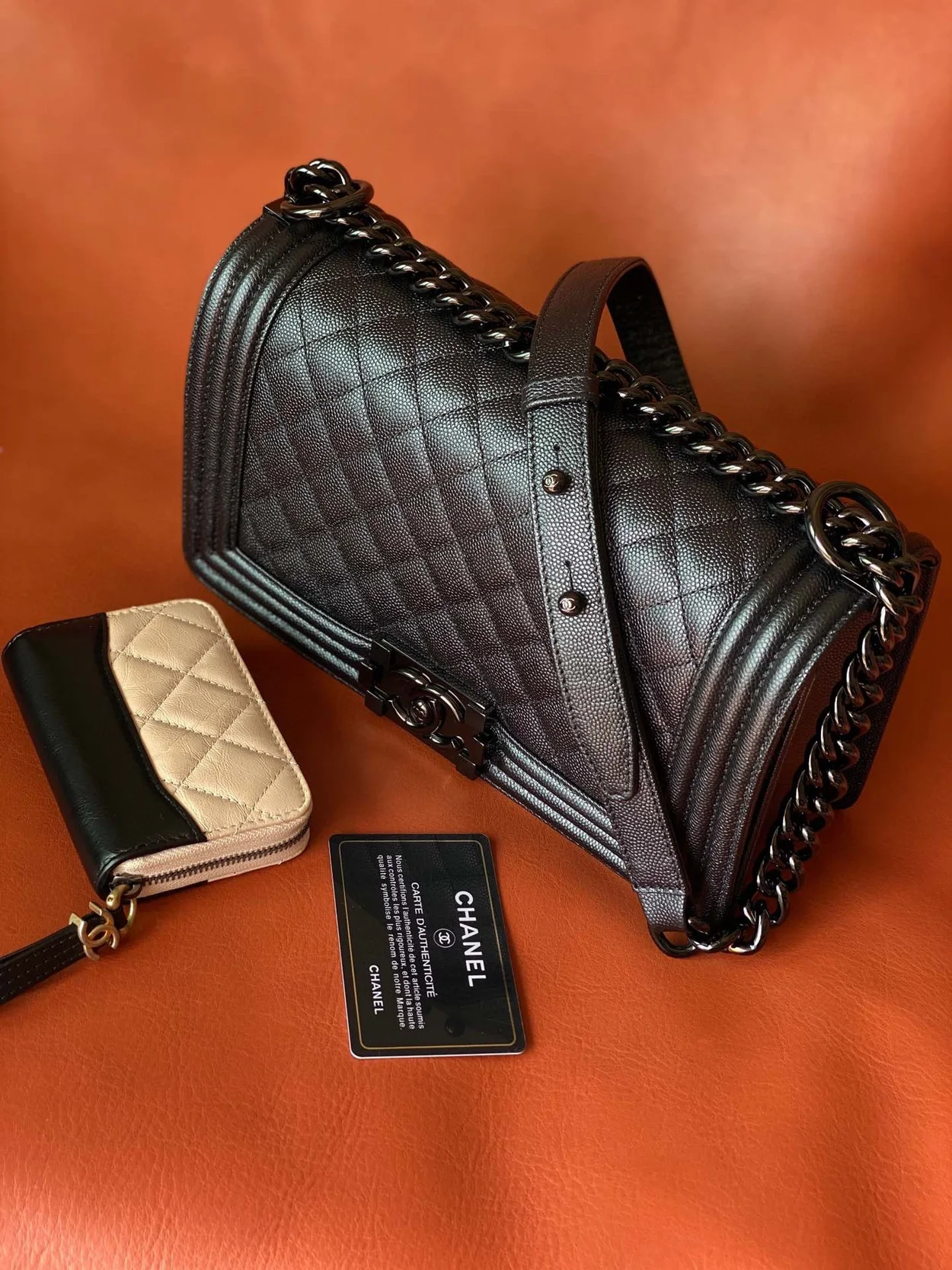 샤넬 보이백 미디움 캐비어 블랙