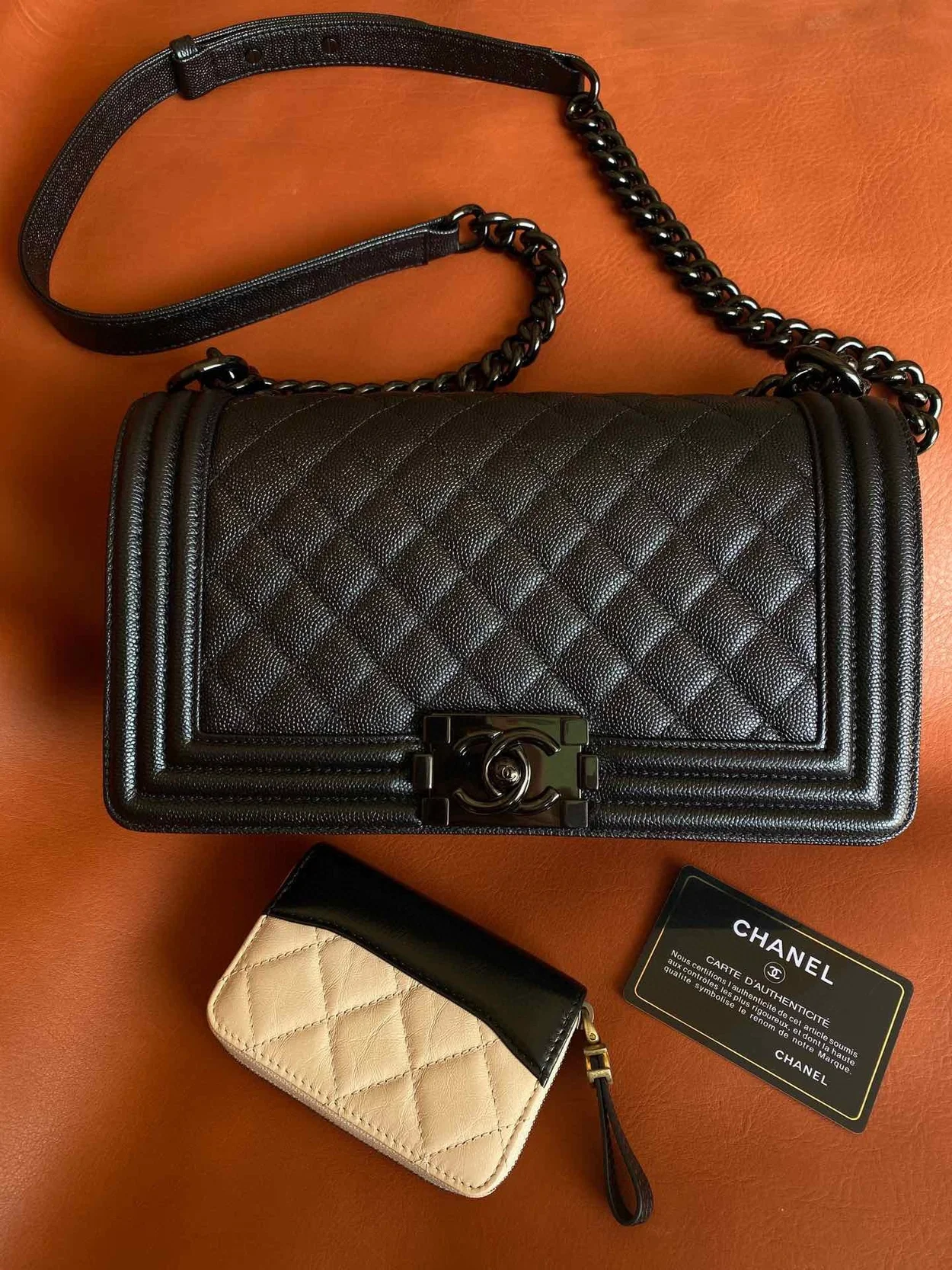 샤넬 보이백 미디움 캐비어 블랙