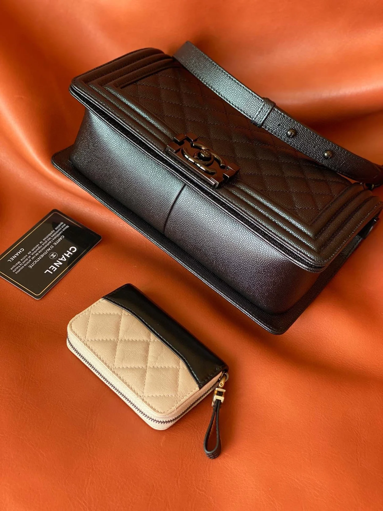 샤넬 보이백 미디움 캐비어 블랙