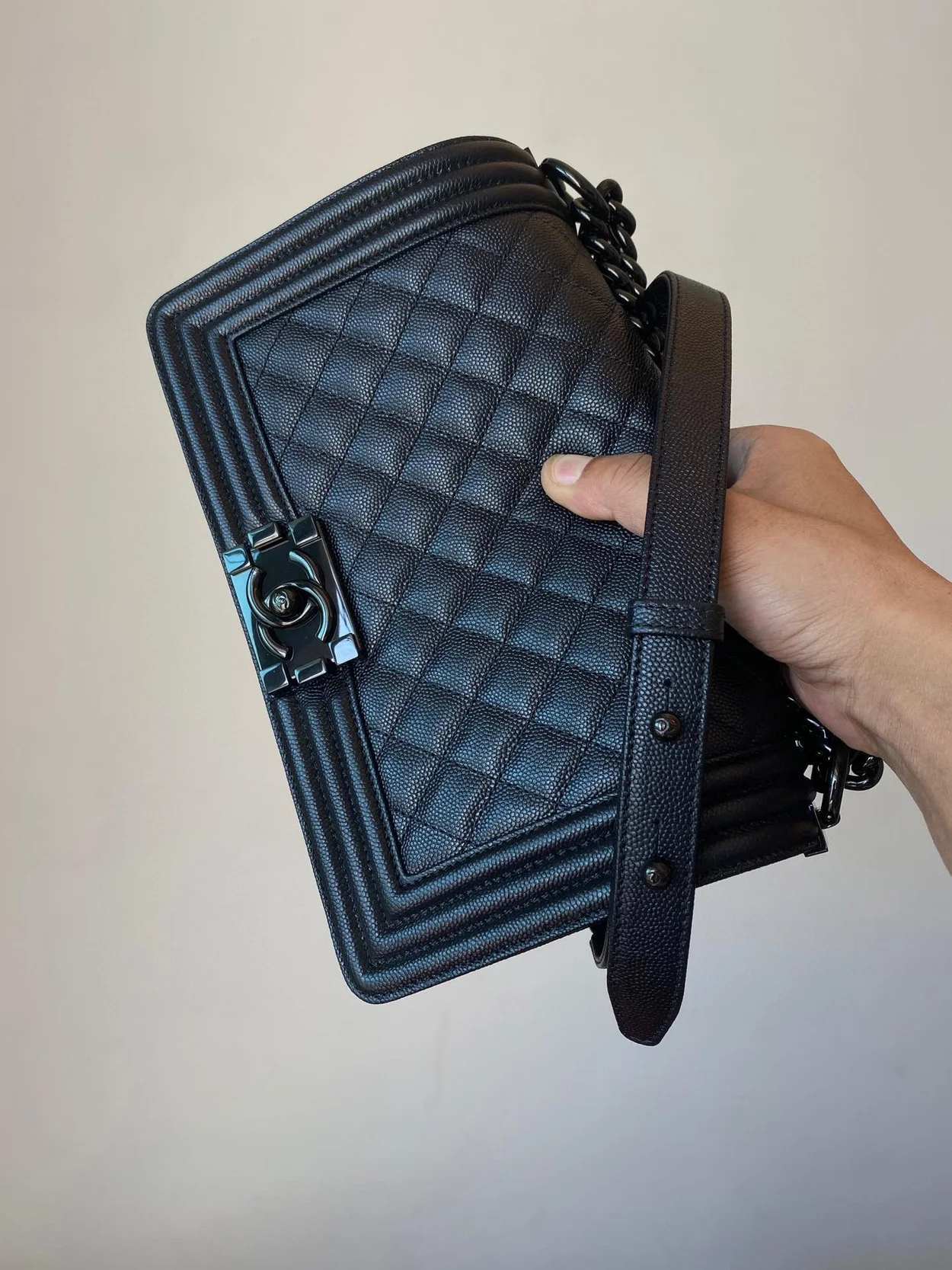 샤넬 보이백 미디움 캐비어 블랙