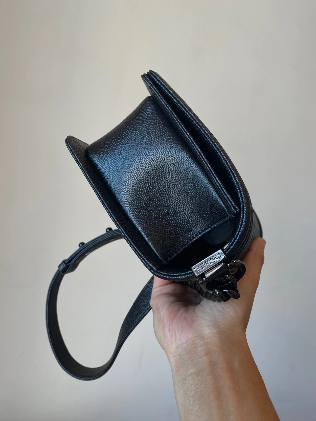 샤넬 보이백 미디움 캐비어 블랙