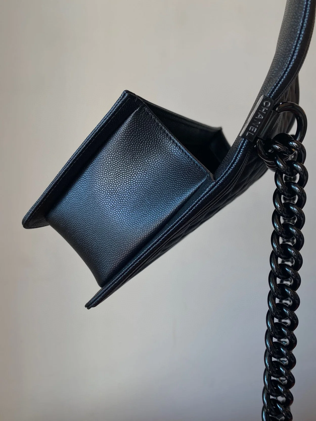 샤넬 보이백 미디움 캐비어 블랙