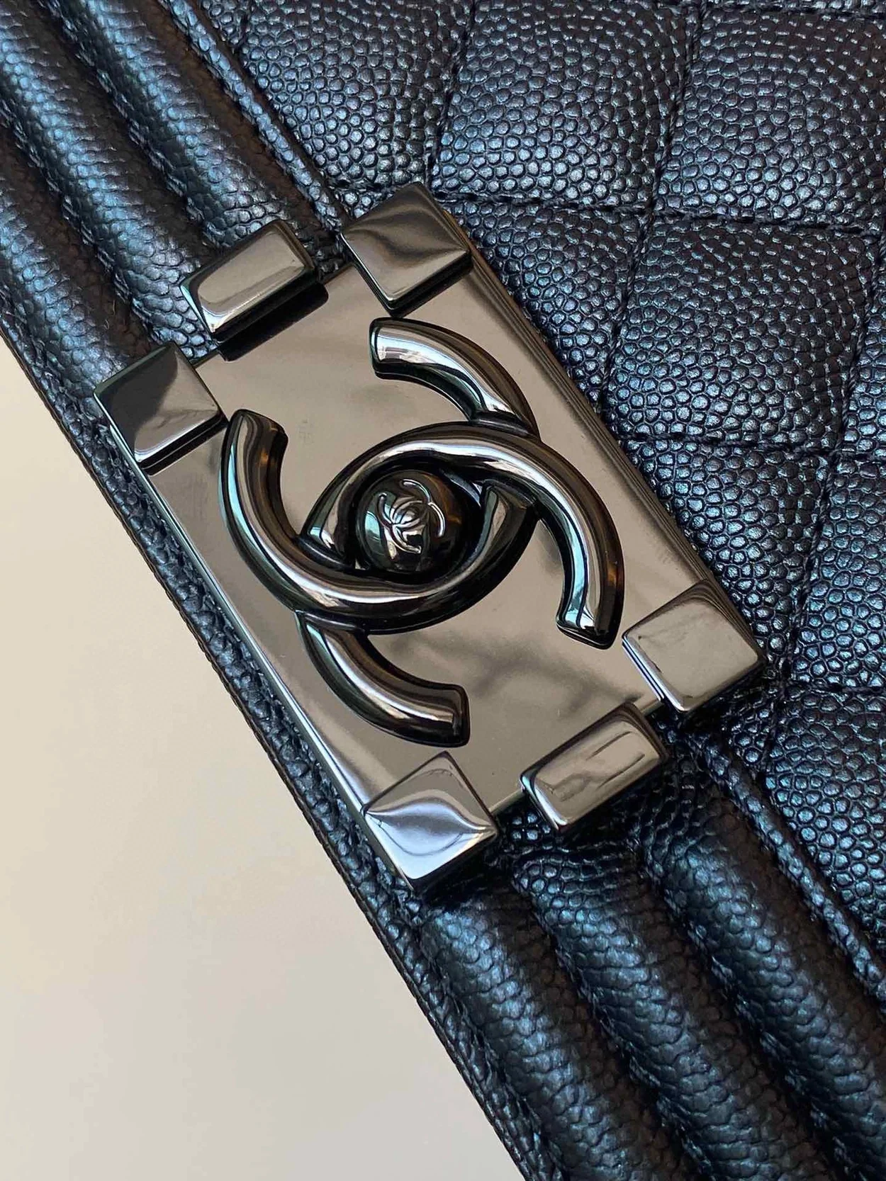 샤넬 보이백 미디움 캐비어 블랙