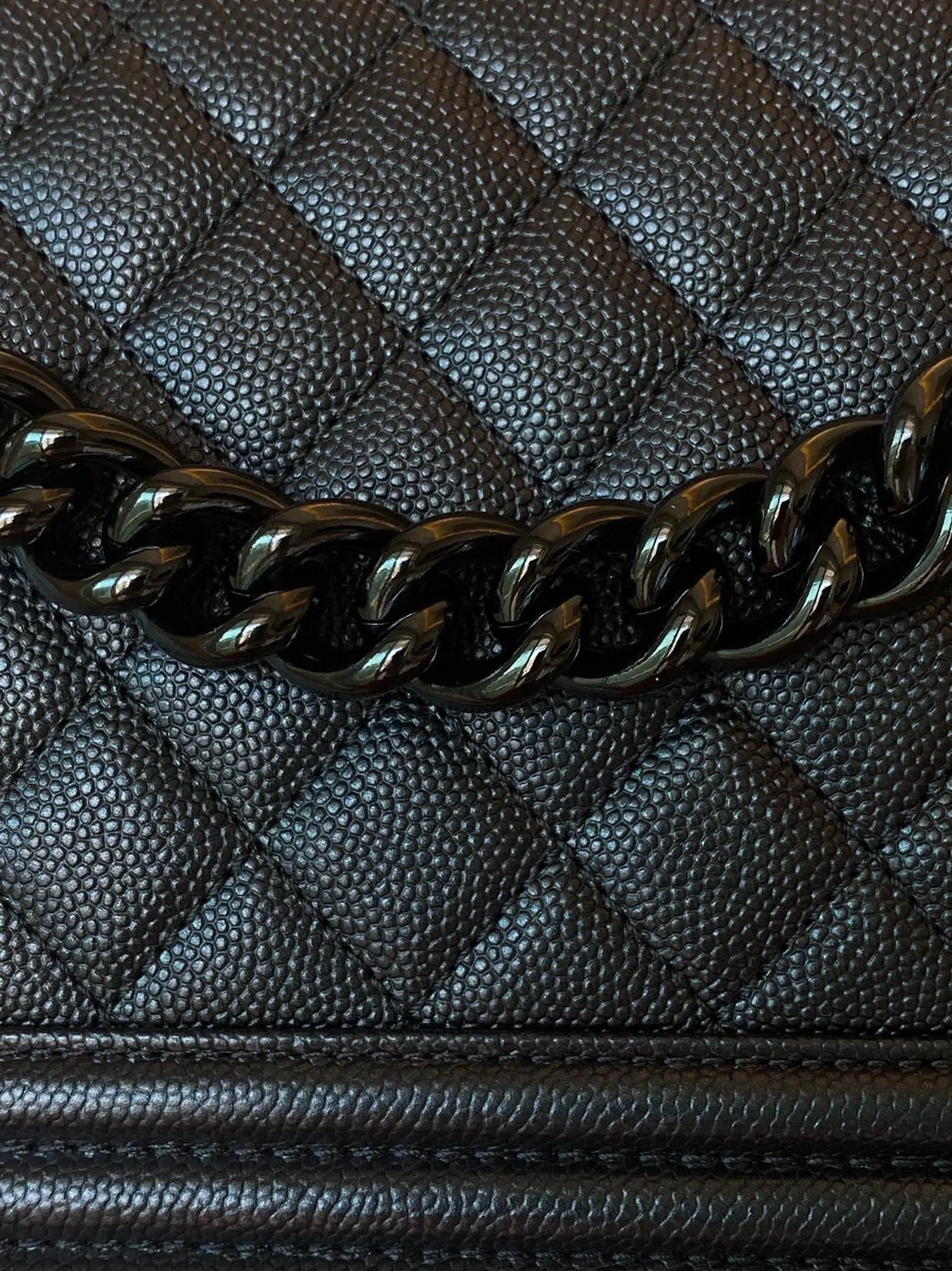 샤넬 보이백 미디움 캐비어 블랙