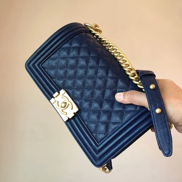 샤넬 보이백 미디움 캐비어 로얄블루 골드