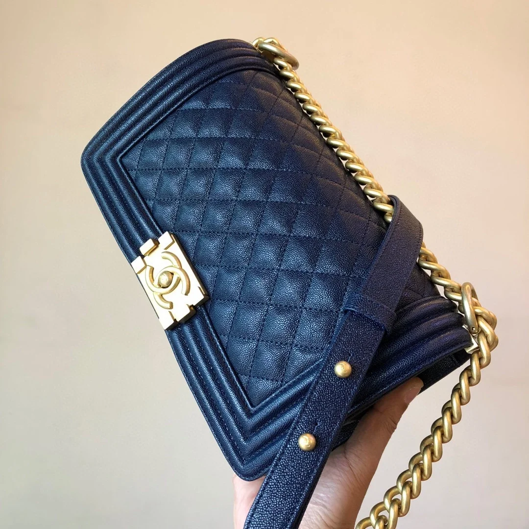 샤넬 보이백 미디움 캐비어 로얄블루 골드