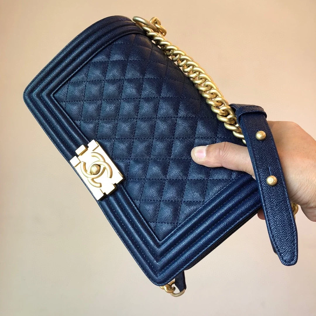 샤넬 보이백 미디움 캐비어 로얄블루 골드