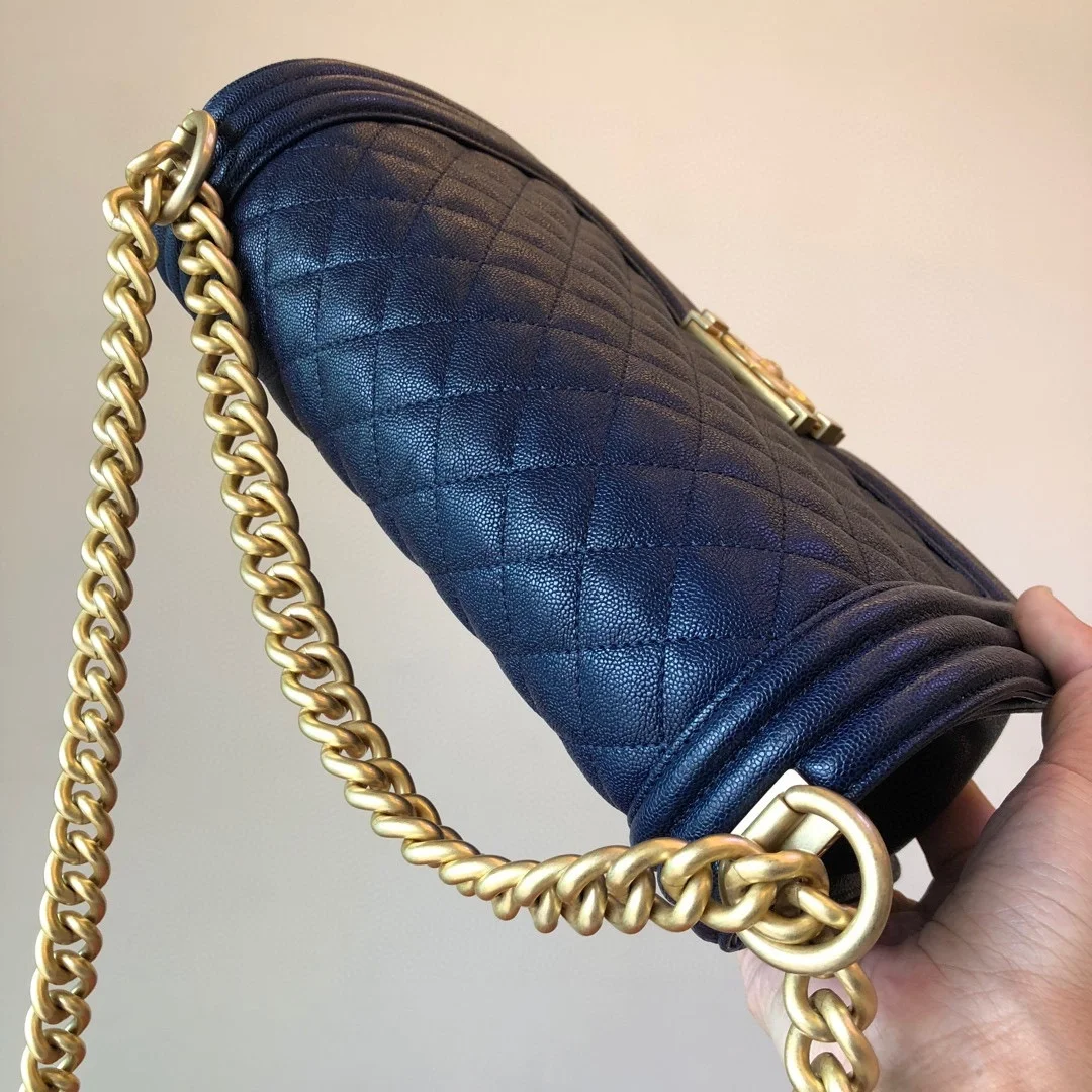 샤넬 보이백 미디움 캐비어 로얄블루 골드