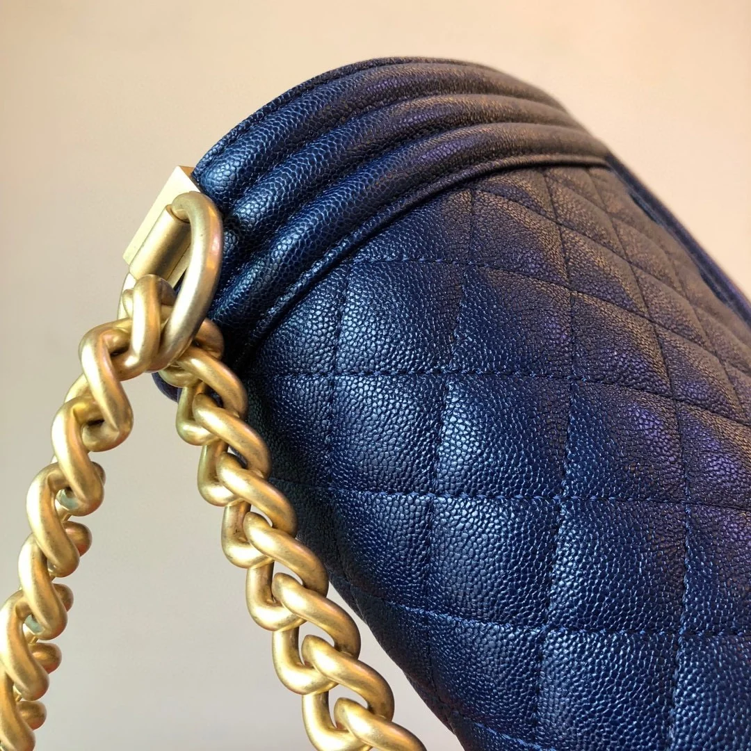 샤넬 보이백 미디움 캐비어 로얄블루 골드