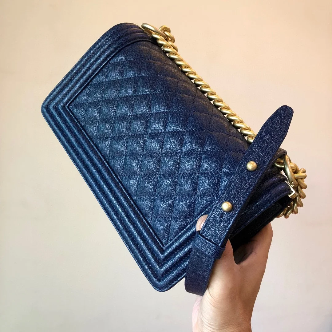 샤넬 보이백 미디움 캐비어 로얄블루 골드