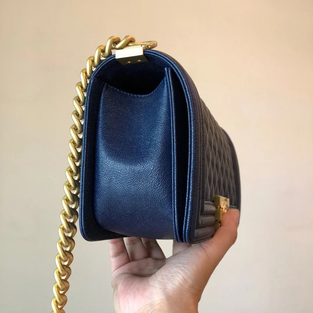 샤넬 보이백 미디움 캐비어 로얄블루 골드