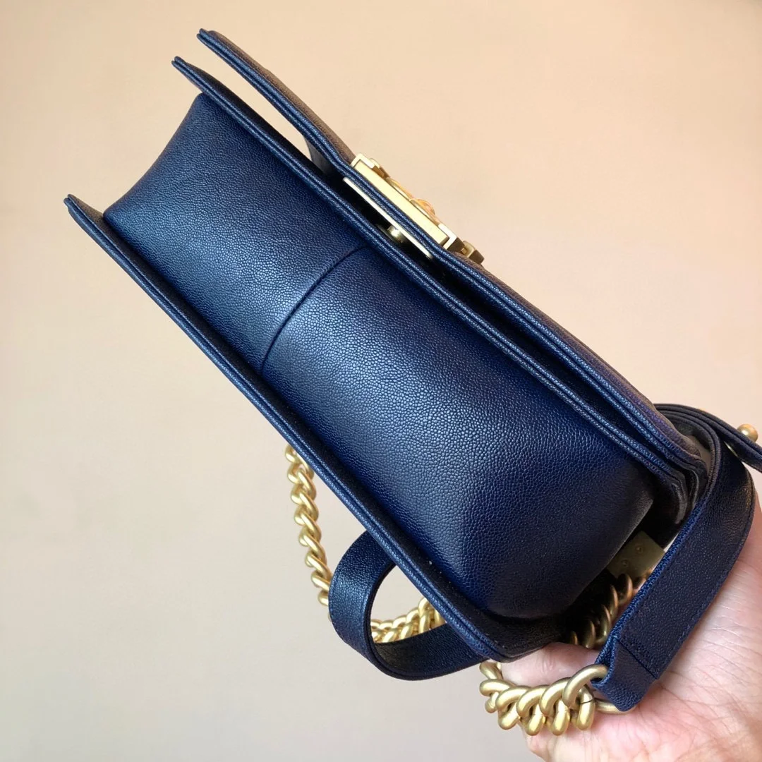 샤넬 보이백 미디움 캐비어 로얄블루 골드
