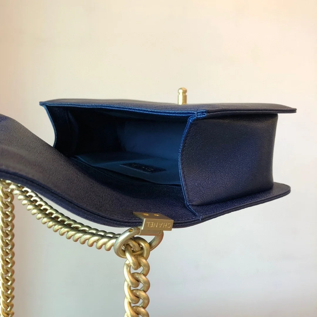 샤넬 보이백 미디움 캐비어 로얄블루 골드