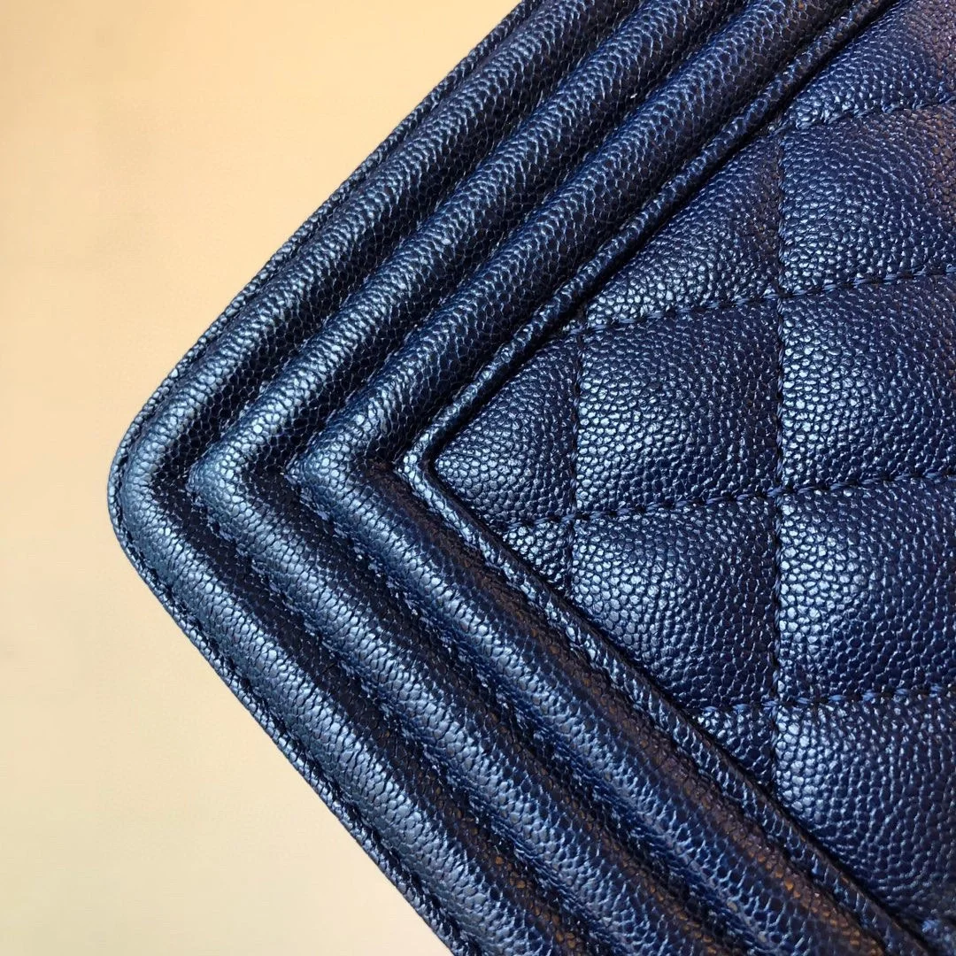 샤넬 보이백 미디움 캐비어 로얄블루 골드