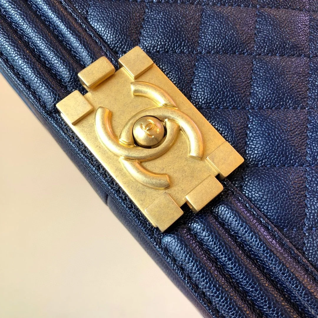 샤넬 보이백 미디움 캐비어 로얄블루 골드