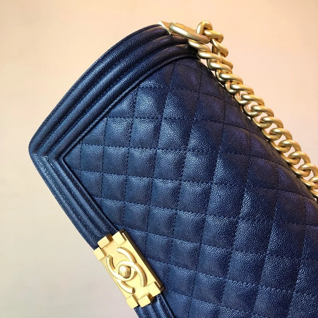 샤넬 보이백 미디움 캐비어 로얄블루 골드