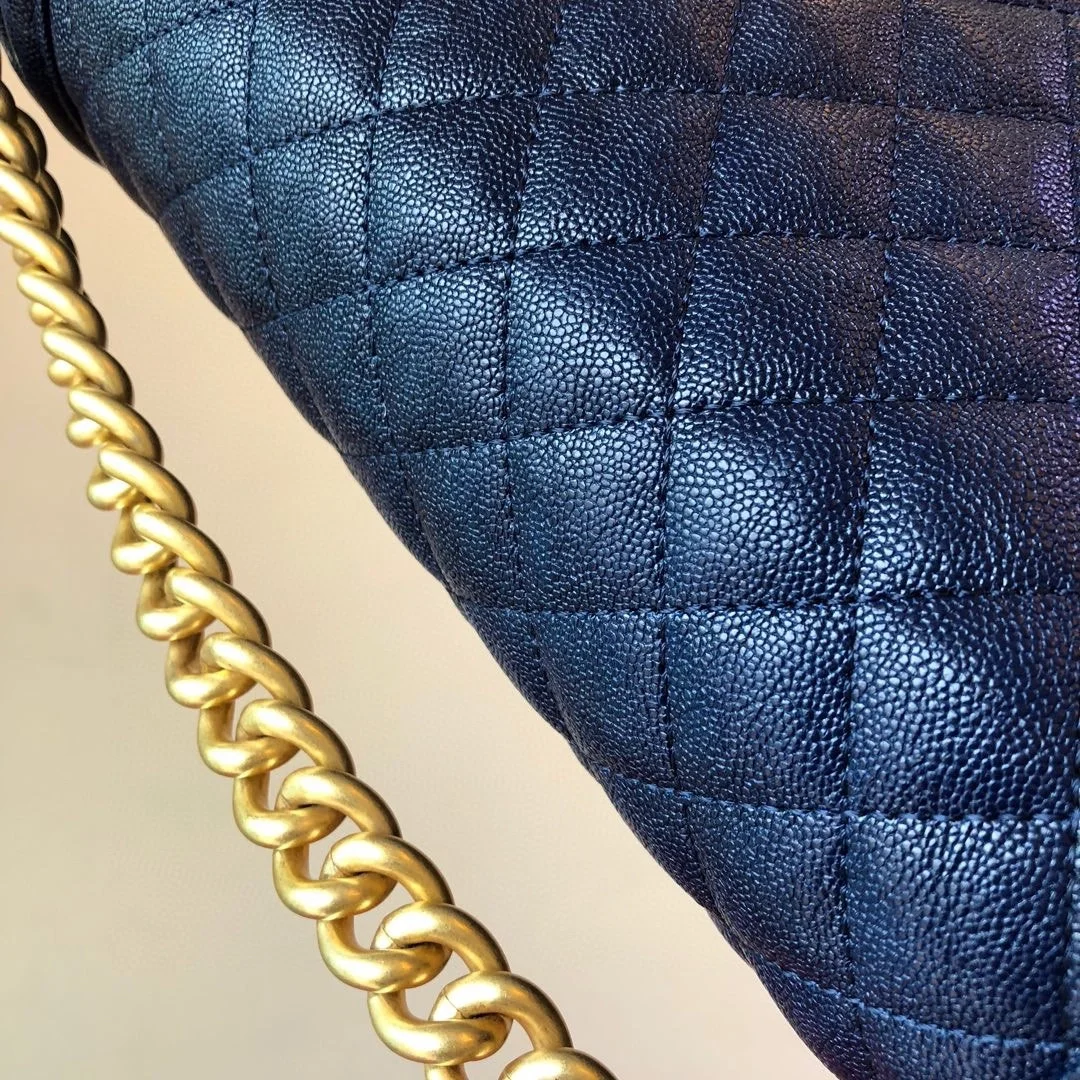 샤넬 보이백 미디움 캐비어 로얄블루 골드