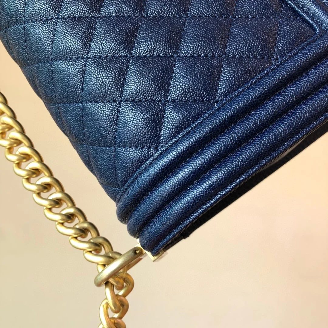 샤넬 보이백 미디움 캐비어 로얄블루 골드
