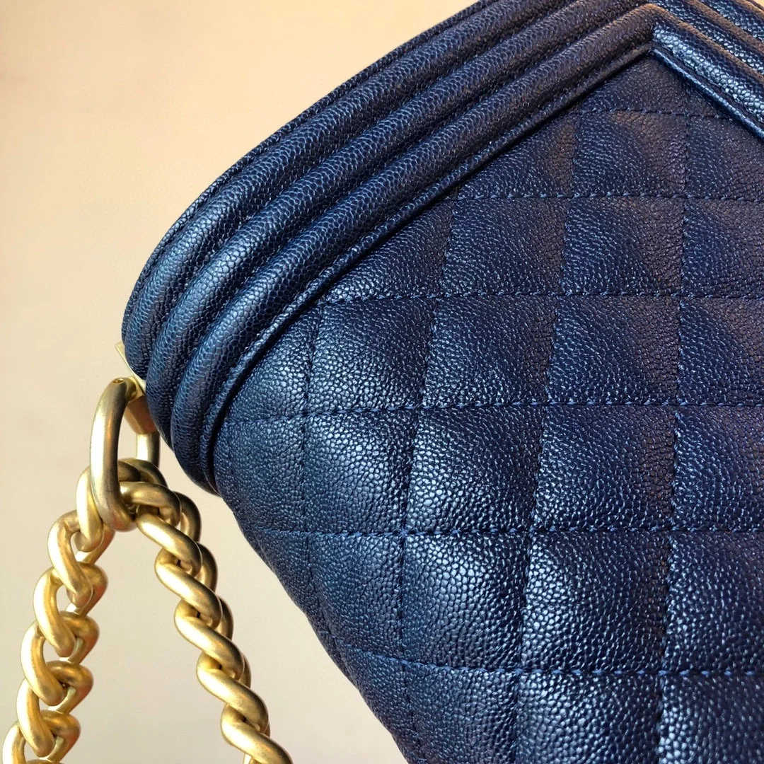 샤넬 보이백 미디움 캐비어 로얄블루 골드