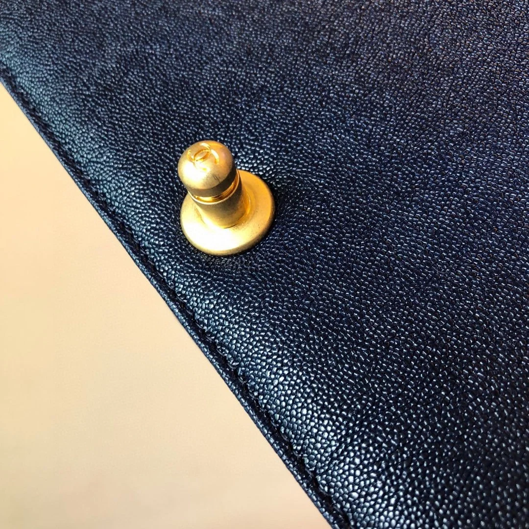 샤넬 보이백 미디움 캐비어 로얄블루 골드